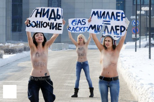 Topless activists fight Russian ‘gas terror’ in -25C (VIDEO, PHOTOS)