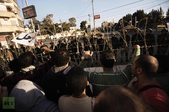 Anti-Morsi protesters break through wired fences of presidential palace, injuries reported