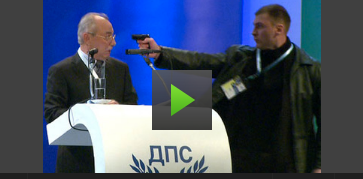Point blank: Man aims gun at head of Bulgarian politician during speech