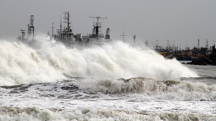 ‘Red alert’: Monster cyclone hits Indian coast, sends 440,000 fleeing